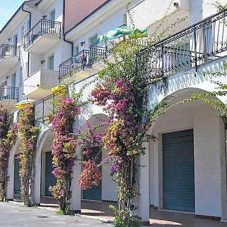 אתר נופש Borgo Degli Ulivi 3*