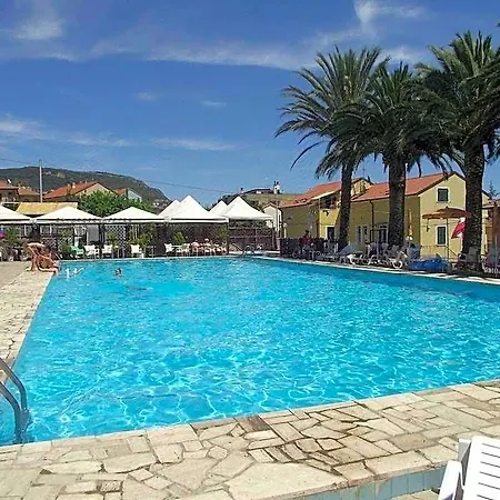 Borgo Degli Ulivi 3* פייטרה ליגורה