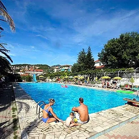 Üdülőközpont Borgo Degli Ulivi 3*